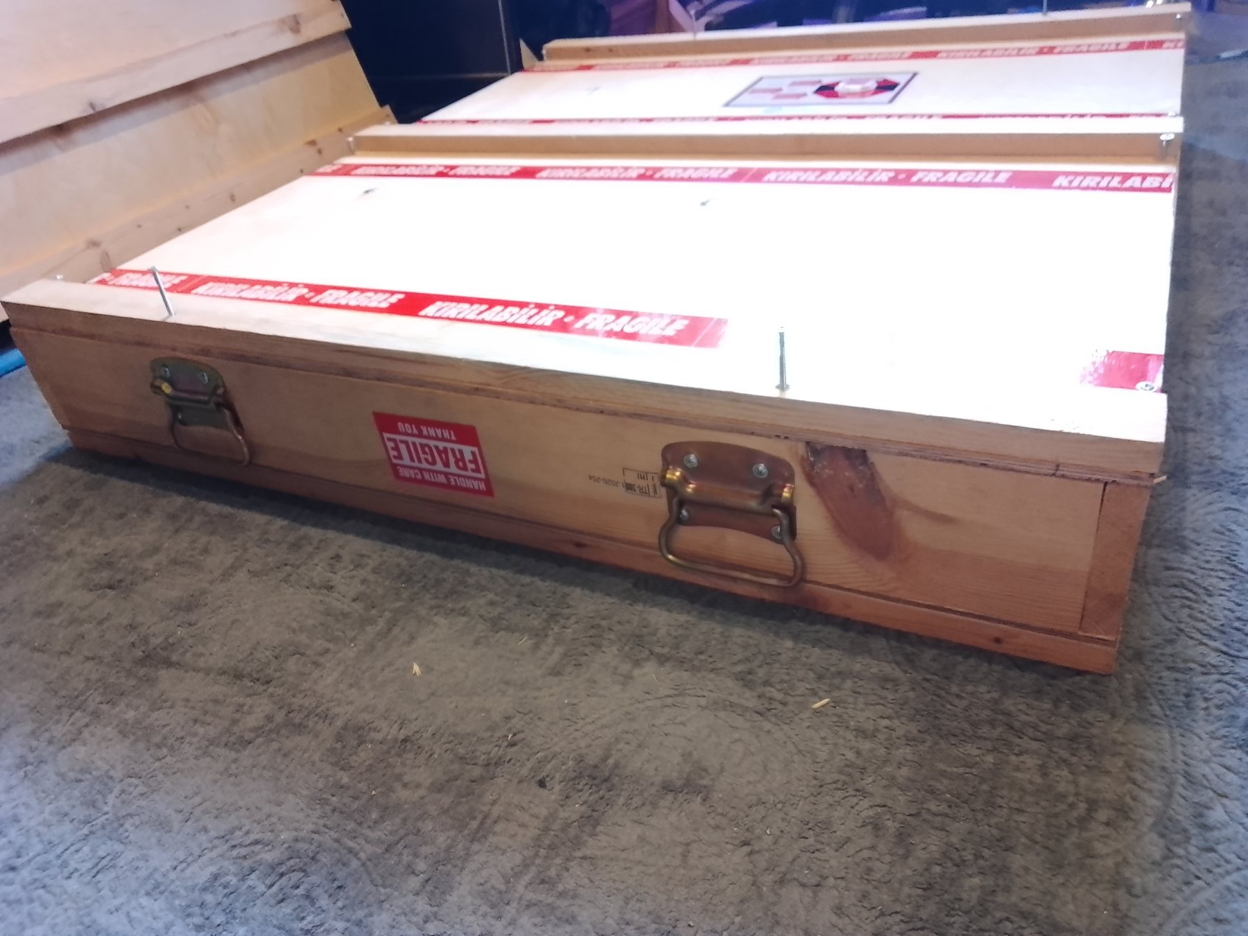 صندوق خشبي مصنوع خصيصًا وجاهز للشحن عبر FedEx International Express