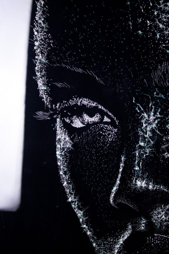 Yasin Uca bei der Arbeit an einem Kunstwerk aus gebrochenem Glas