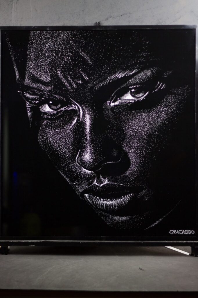 Intense Gaze — un portrait de femme en verre brisé