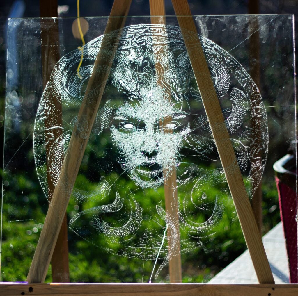 Medusa in vetro fratturato su un cavalletto in un giardino