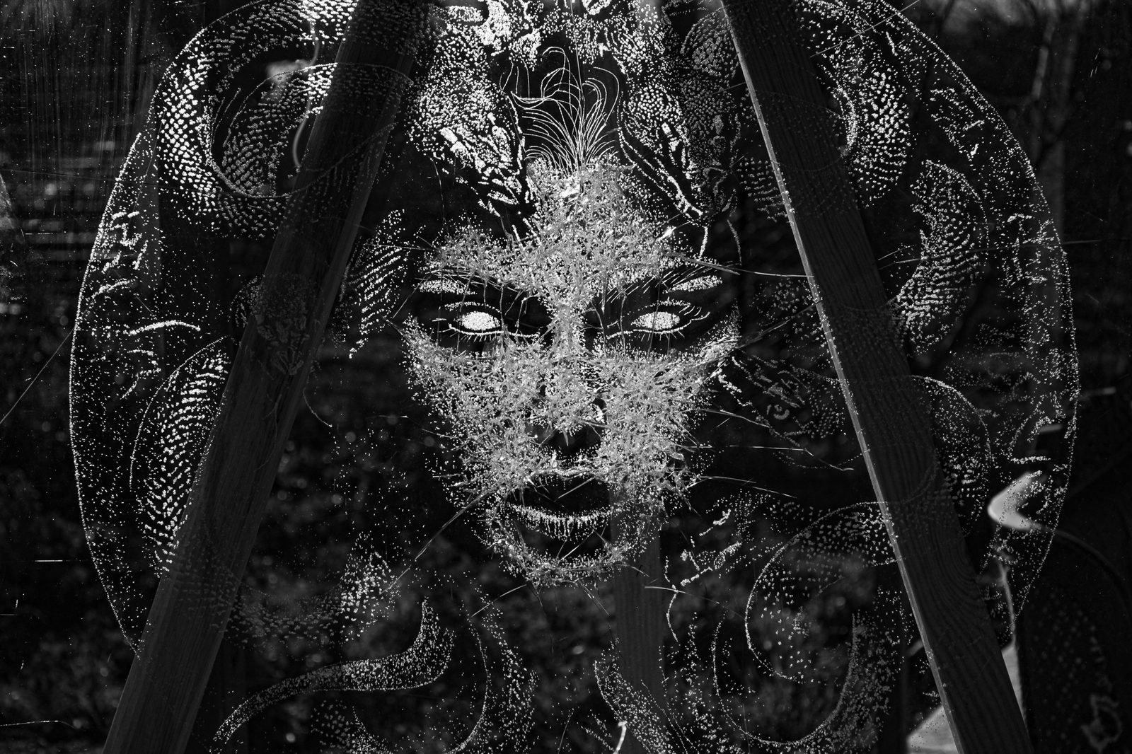 Medusa Gaze — kırık camda yılanlarla çevrili Medusa’nın yüzü