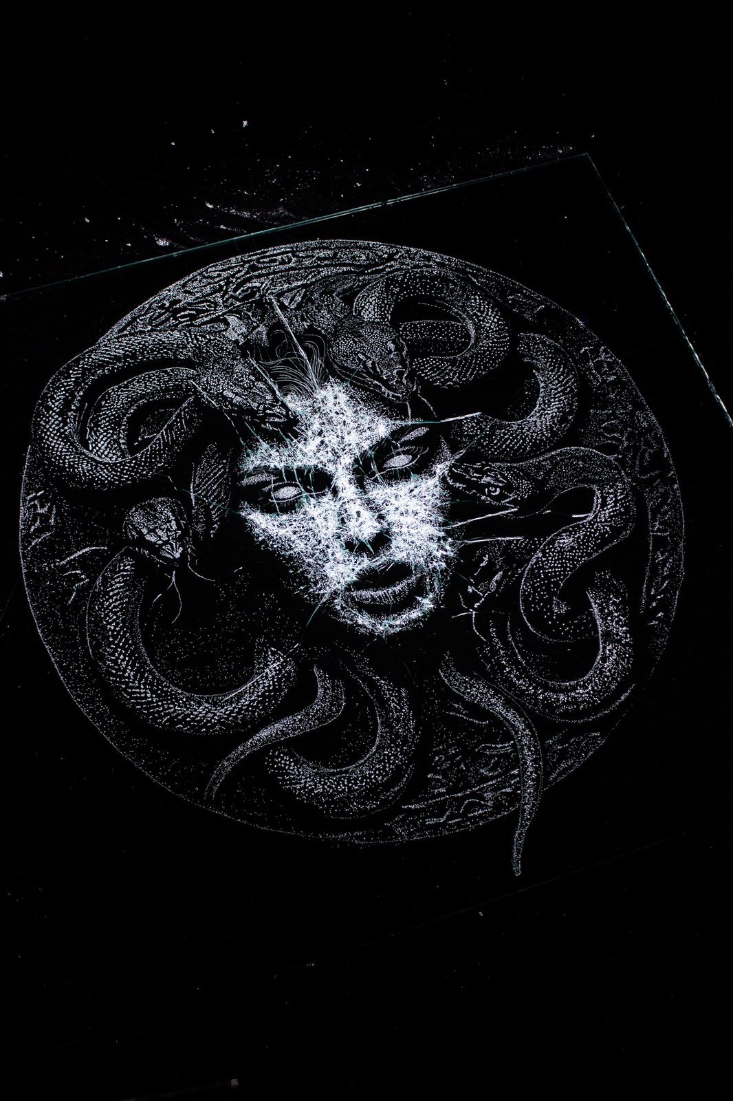 Medusa Gaze nel vetro fratturato, fondo nero