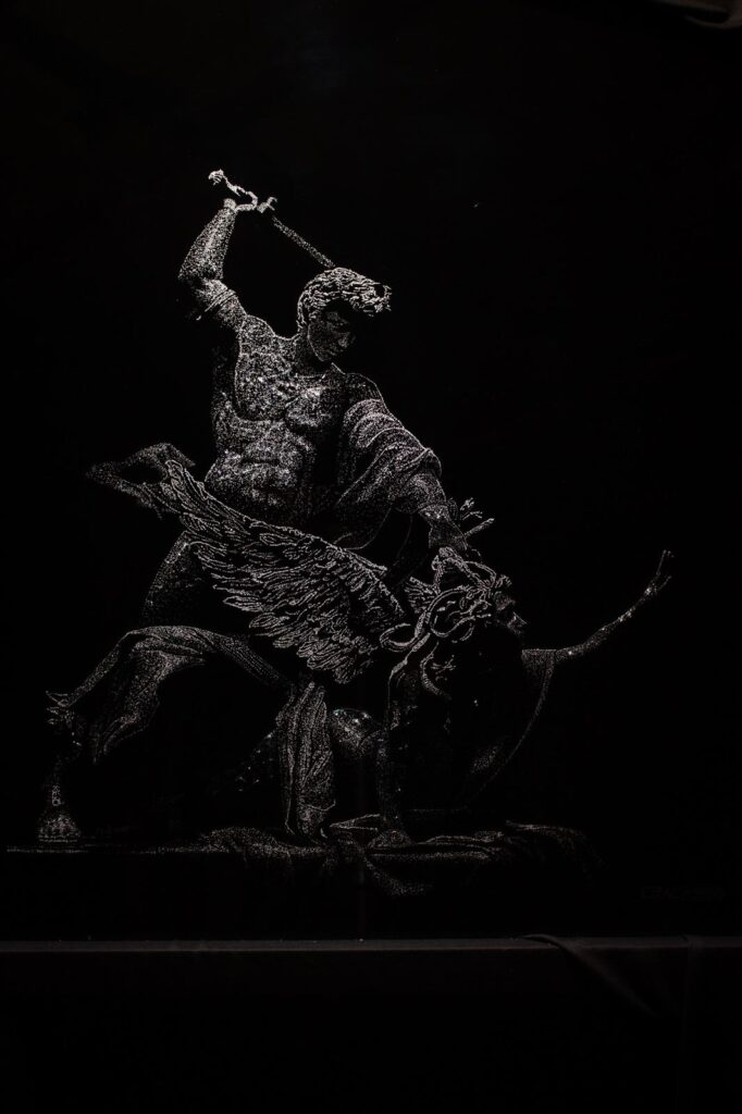 Perseus und Medusa unter einem einzelnen Licht von oben